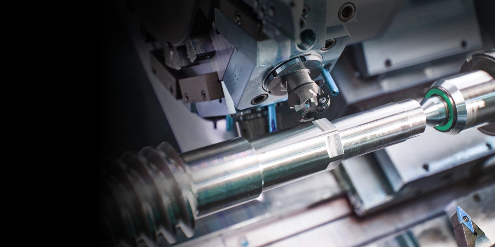 usinage cnc de pièce mécanique cylindrique sur tour industriel